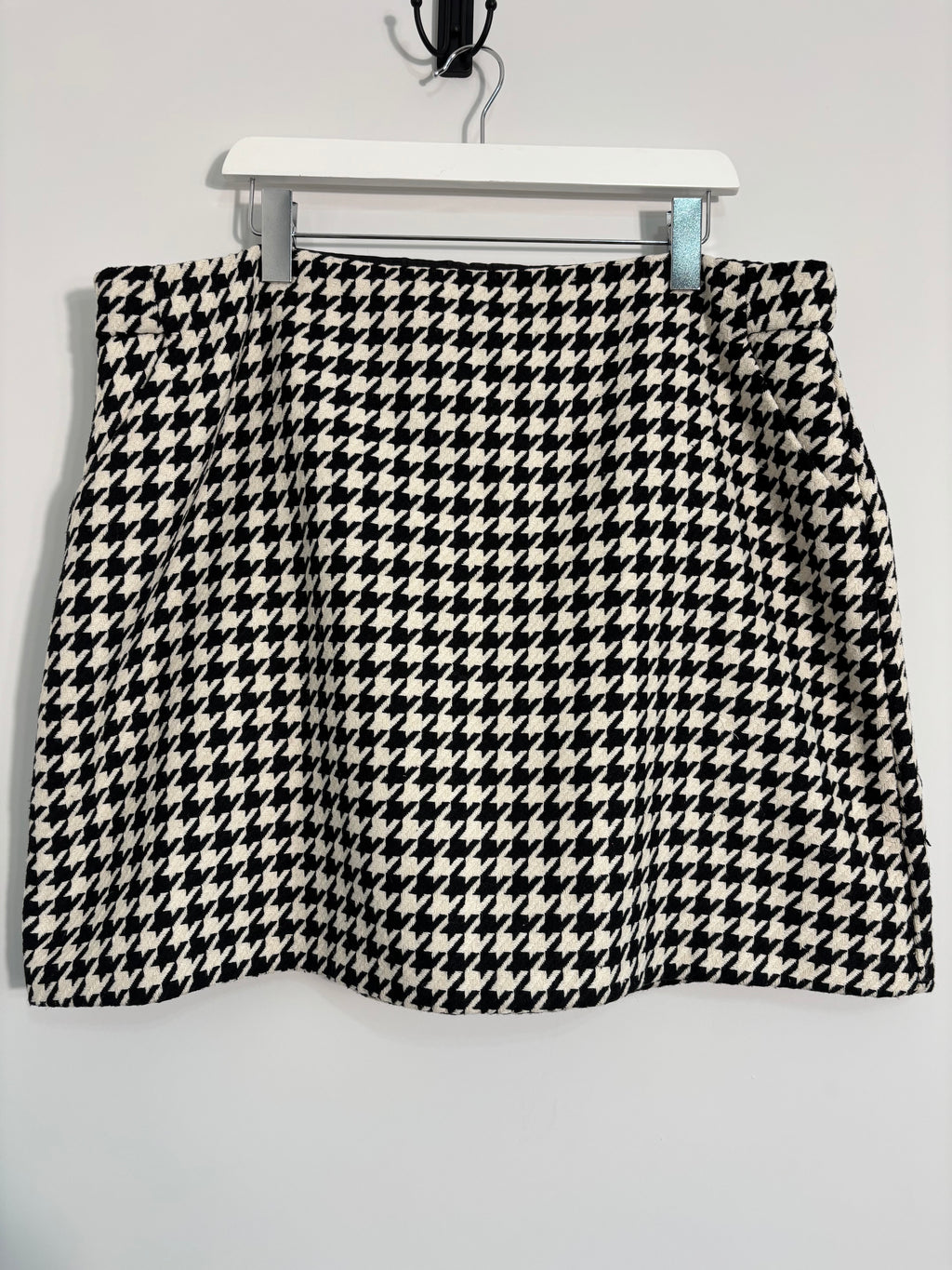 F&F Black & Off White Houndstooth Mini Skirt Size 22