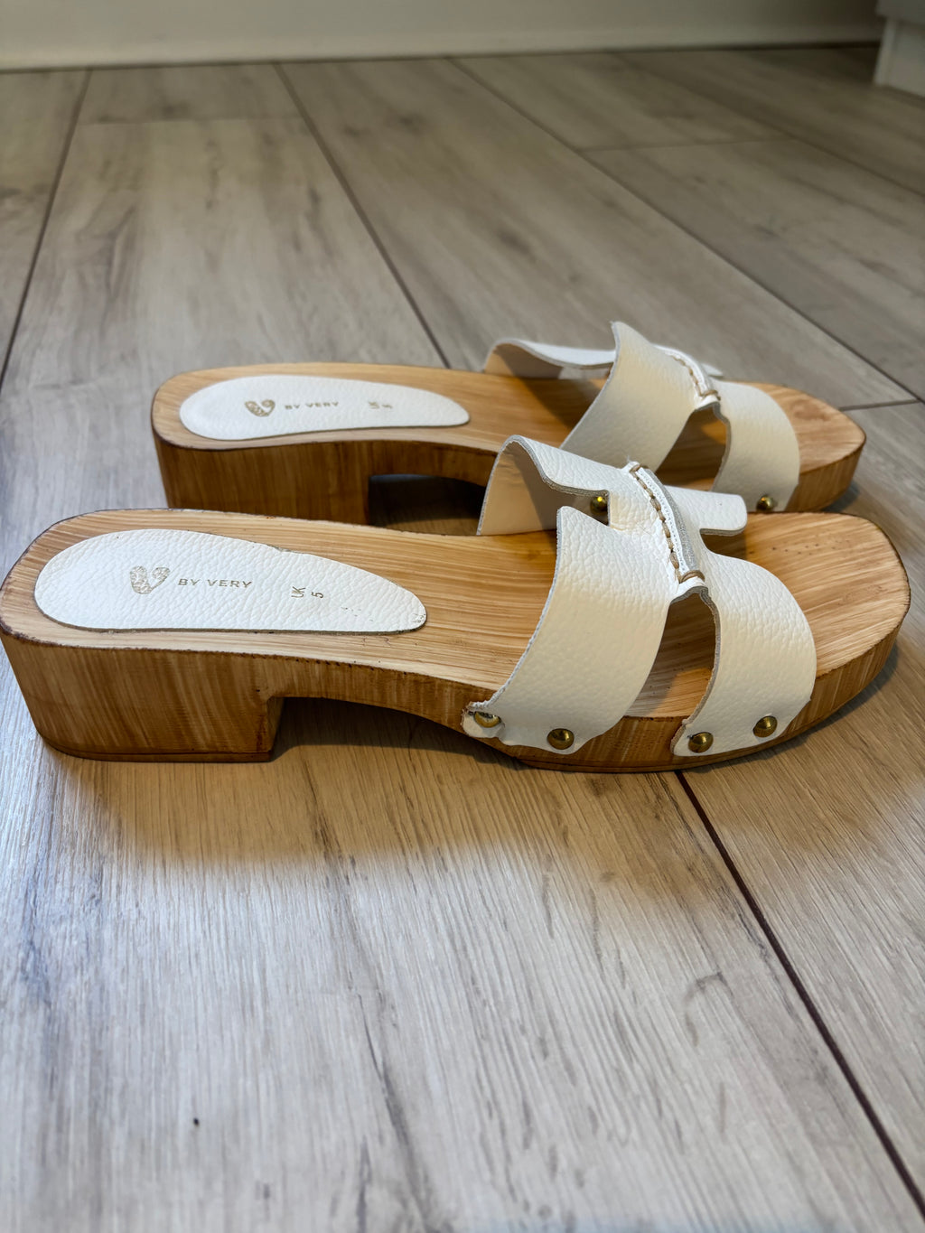 V by Very White Clog Mule Sandals – UK 5