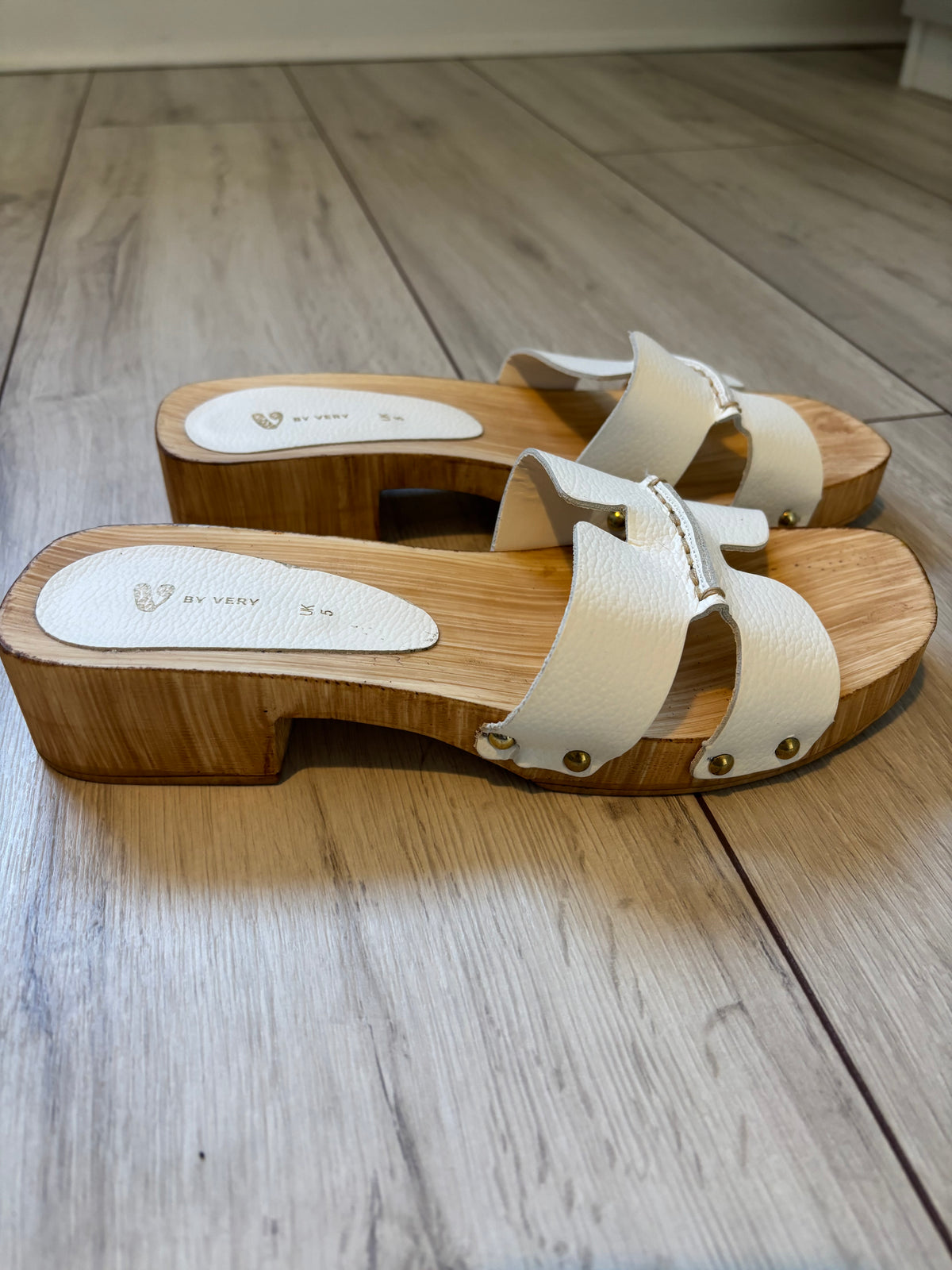 V by Very White Clog Mule Sandals – UK 5