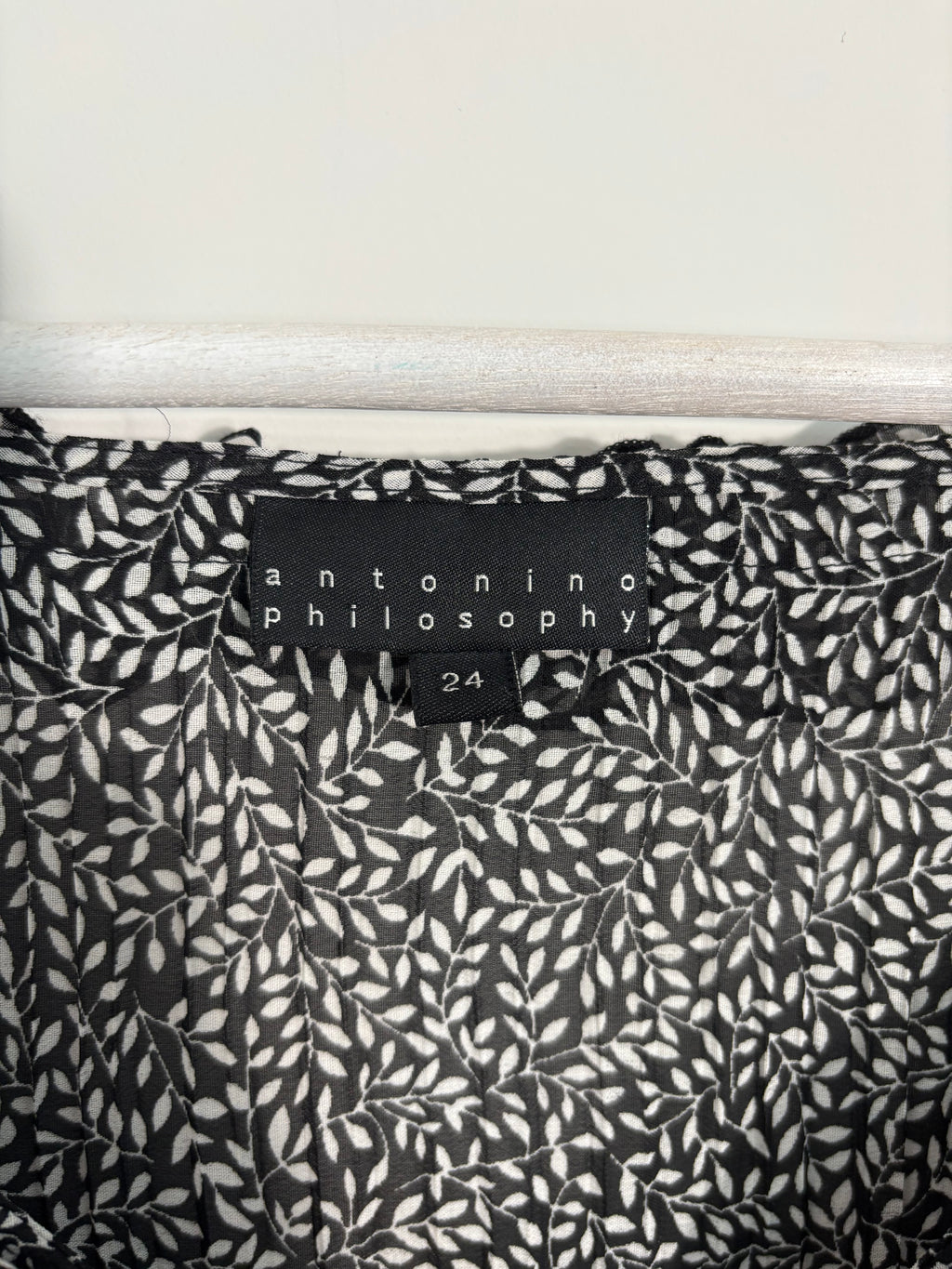 Antonino Philosophy Black & White Leaf Print Ruffle Blouse Size 24