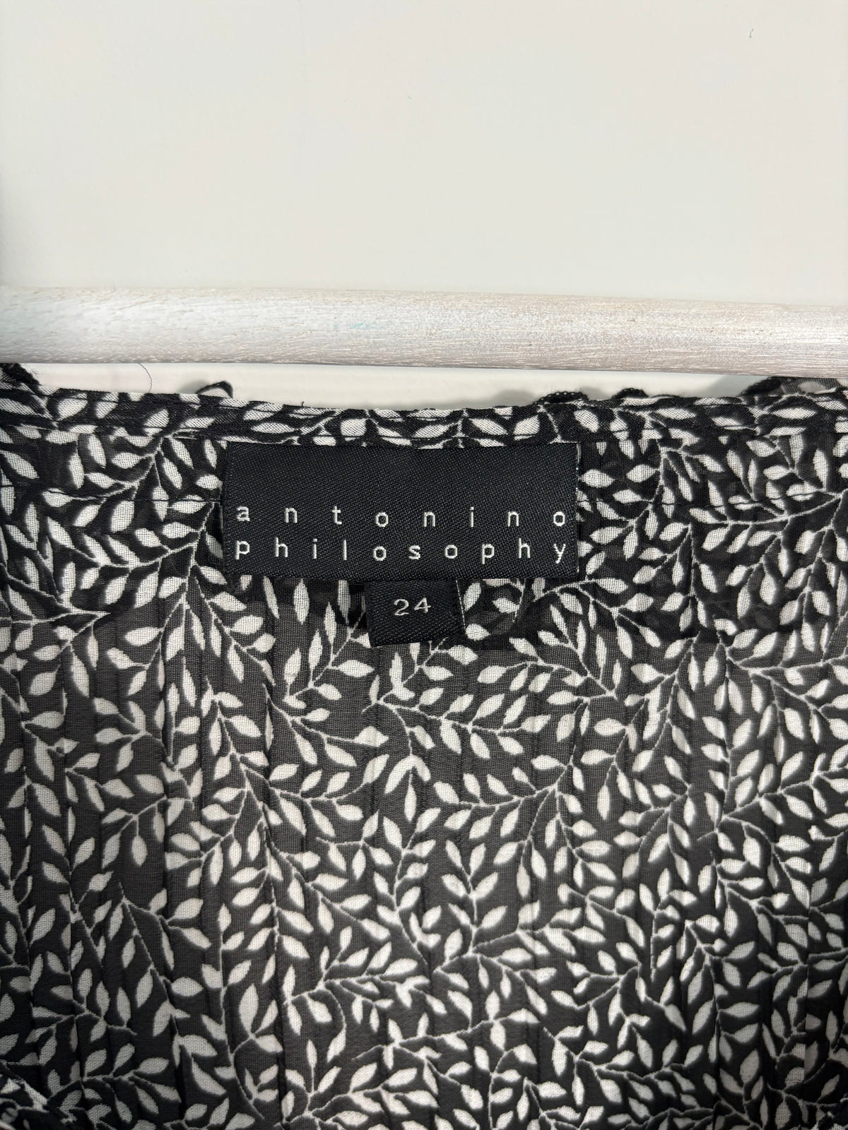 Antonino Philosophy Black & White Leaf Print Ruffle Blouse Size 24