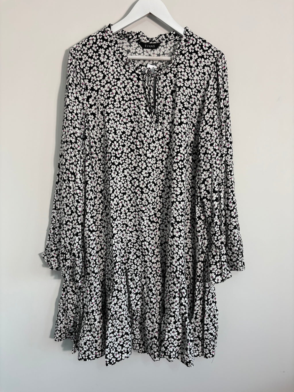 Evans Black & White Floral Longline Tunic Top Size 22 BNWT