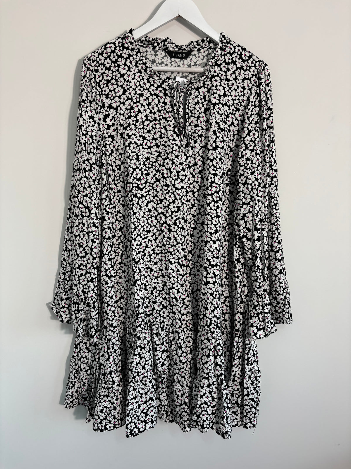 Evans Black & White Floral Longline Tunic Top Size 22 BNWT