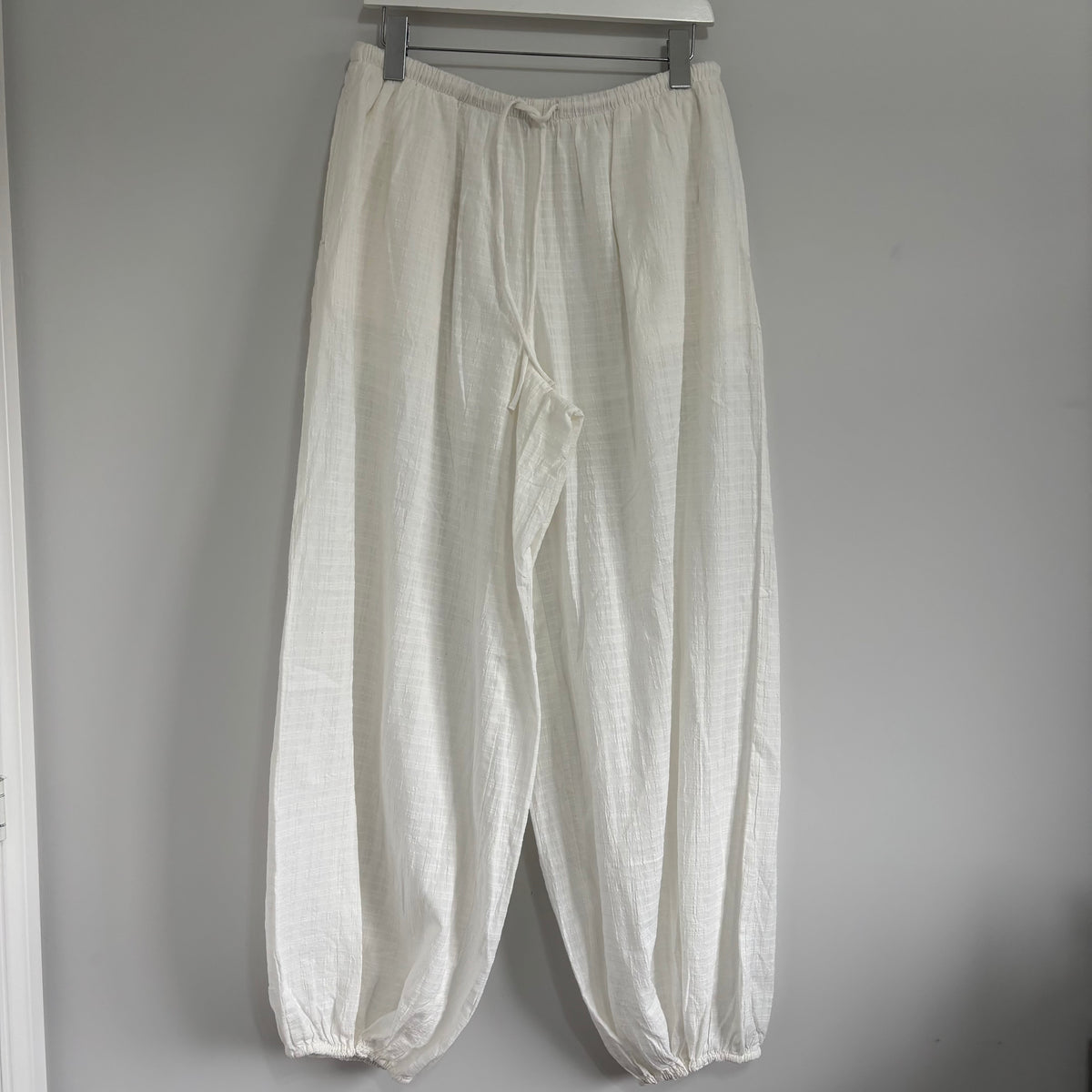 Bershka White Textured Balloon Trousers – Size Large (Approx 12-14)