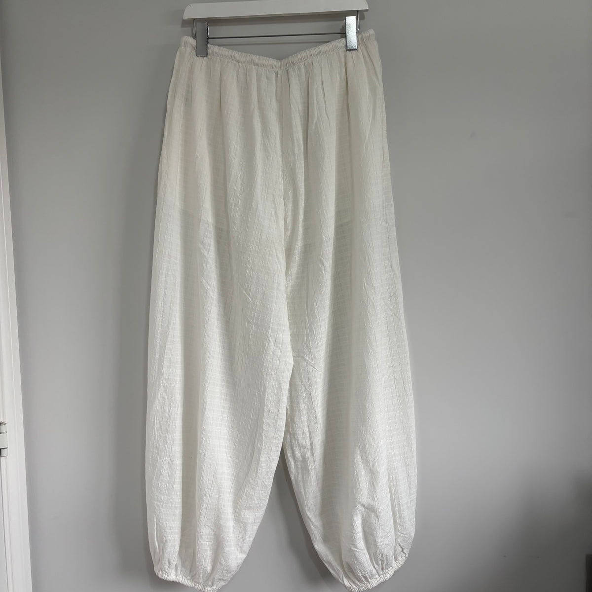 Bershka White Textured Balloon Trousers – Size Large (Approx 12-14)